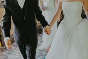 手を取り合う画像　結婚式